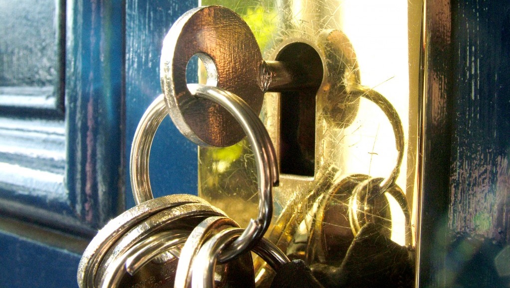 Puertas y cerraduras seguras para el hogar