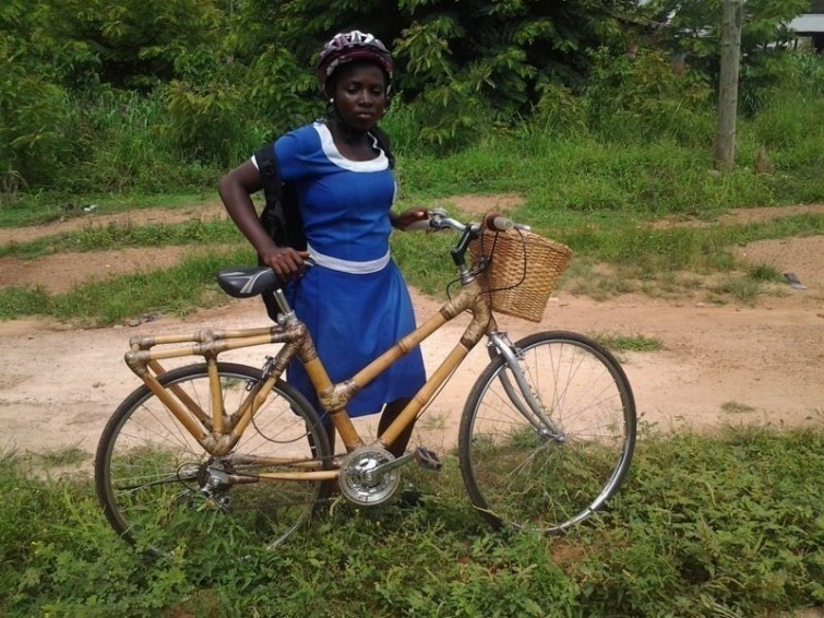 La empresa que regala bicicletas de bambú para que los niños no abandonen la escuela
