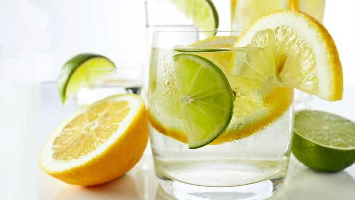 10 razones por las que tomar agua tibia de limón cada mañana es beneficioso