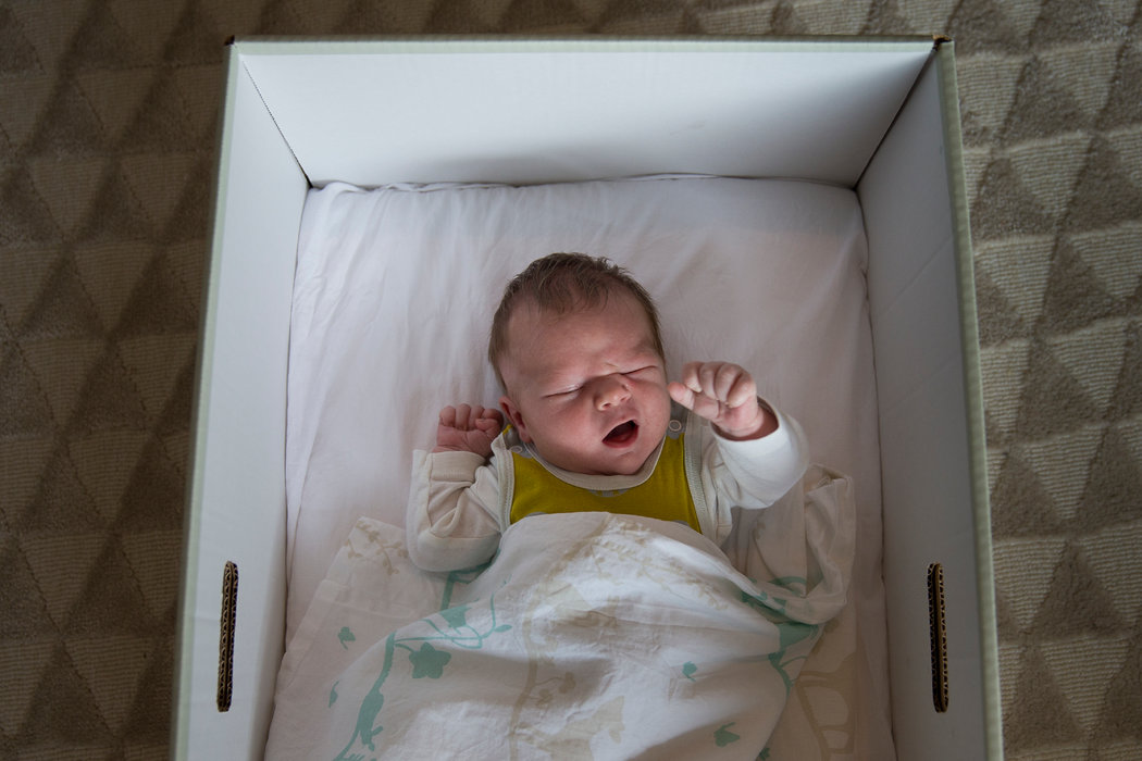Por qué los bebés de Finlandia duermen en cajas de cartón