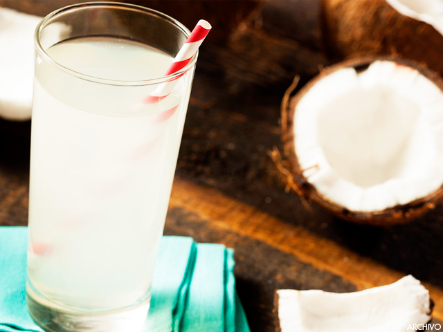 Sepa lo que sucede si ud. bebe un vaso de agua de coco diariamente (+salud) 