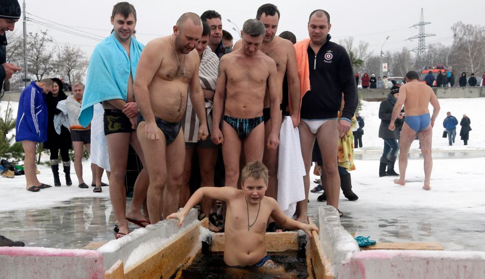 Miles se zambullen en aguas heladas para celebrar el bautismo ortodoxo