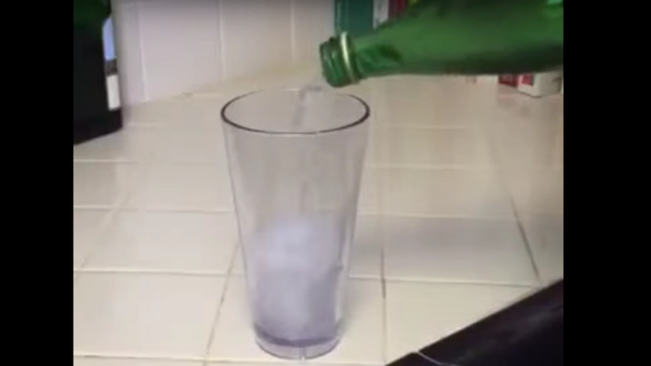 A water pouring optical illusion could break your brain