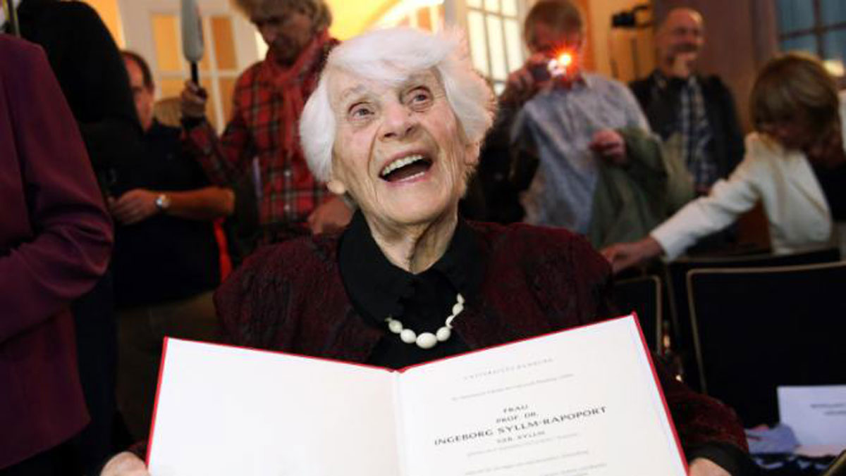 Esta mujer obtuvo su doctorado 77 años después de que los nazis le impidieran presentar su tesis