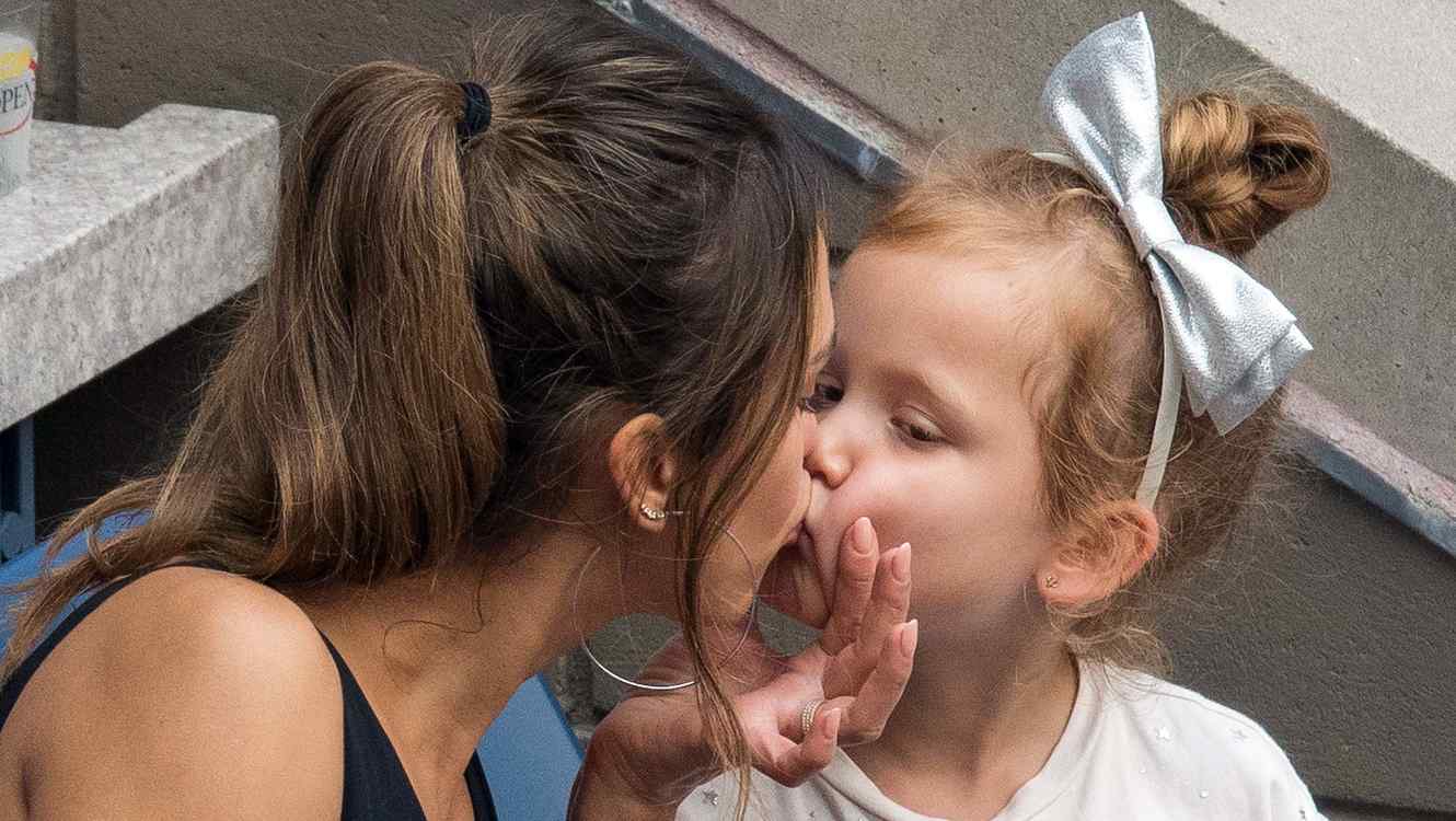  ¿Es correcto besar a los hijos en la boca? Los psicólogos responden