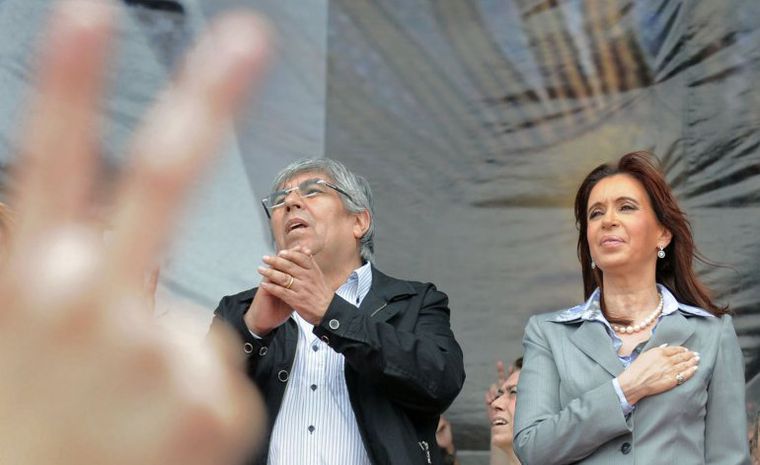 Moyano dice no gustarle los aplaudidores pero aplaude a CFK