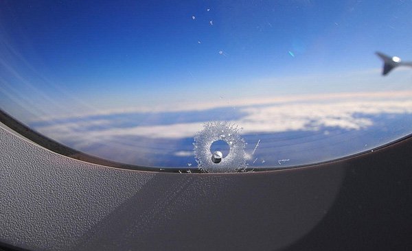 ¿Te has preguntado alguna vez para qué sirve el agujero de las ventanillas de los aviones?