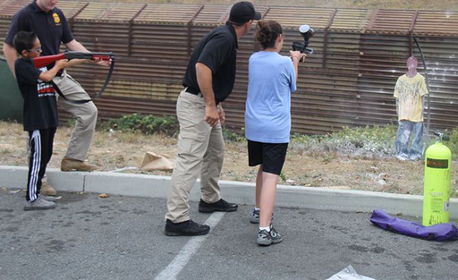 La patrulla fronteriza de EE UU muestra a niños cómo disparar