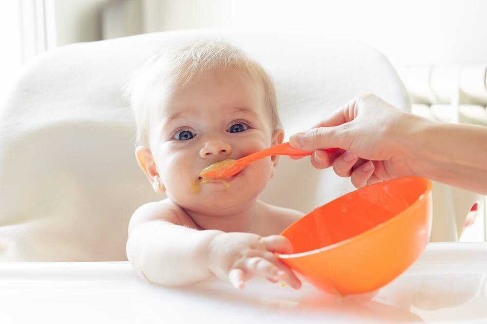 Según estudio, bebés que comen sólidos antes de los seis meses tienen menos problemas para dormir