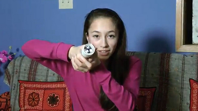 Chica de 15 años inventa una linterna que se enciende con el calor de la mano