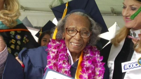 Una abuela de 99 años se graduó de la universidad junto a sus nietos