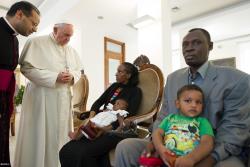 El Papa Francisco recibió a Meriam, acompañada de su esposo y niños