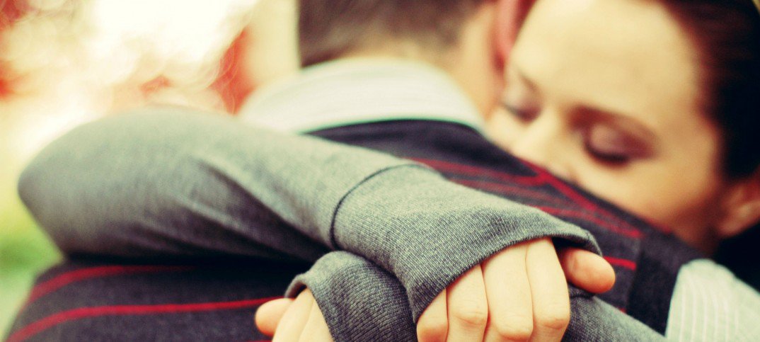 La ciencia revela que los abrazos crean una respuesta fisiológica equivalente a las drogas