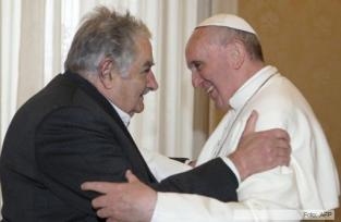 Mujica se reunió con el papa Francisco y le pidió por la paz en Colombia