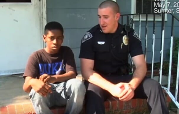Niño de 13 años quiere escapar y llama a policía: luego ven su cuarto y descubre el por qué