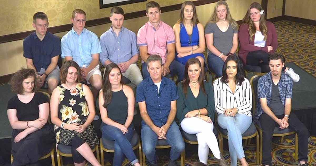 19 siblings await their sperm donor father, now watch when he opens the door