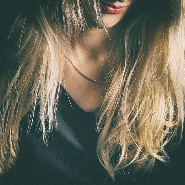 Fortalece tu cabello e hidrátalo con un tratamiento de peeling capilar que puedes hacer en casa 