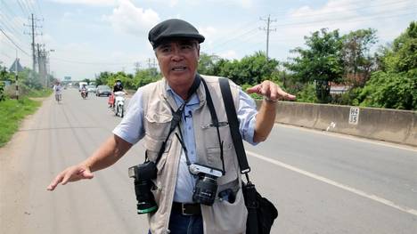 El fotógrafo de la "nena de napalm" regresa a Vietnam con un iphone 43 años después