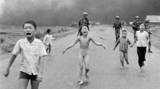 El fotógrafo de la "nena de napalm" regresa a Vietnam con un iphone 43 años después