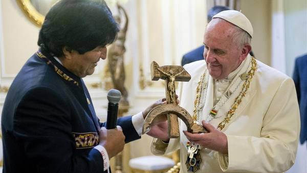 LEA lo que dijeron el papa Francisco y Evo Morales del crucifijo comunista