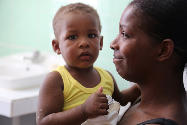 Cómo se convirtió Cuba en el primer país en eliminar la transmisión del VIH de madre a hijo