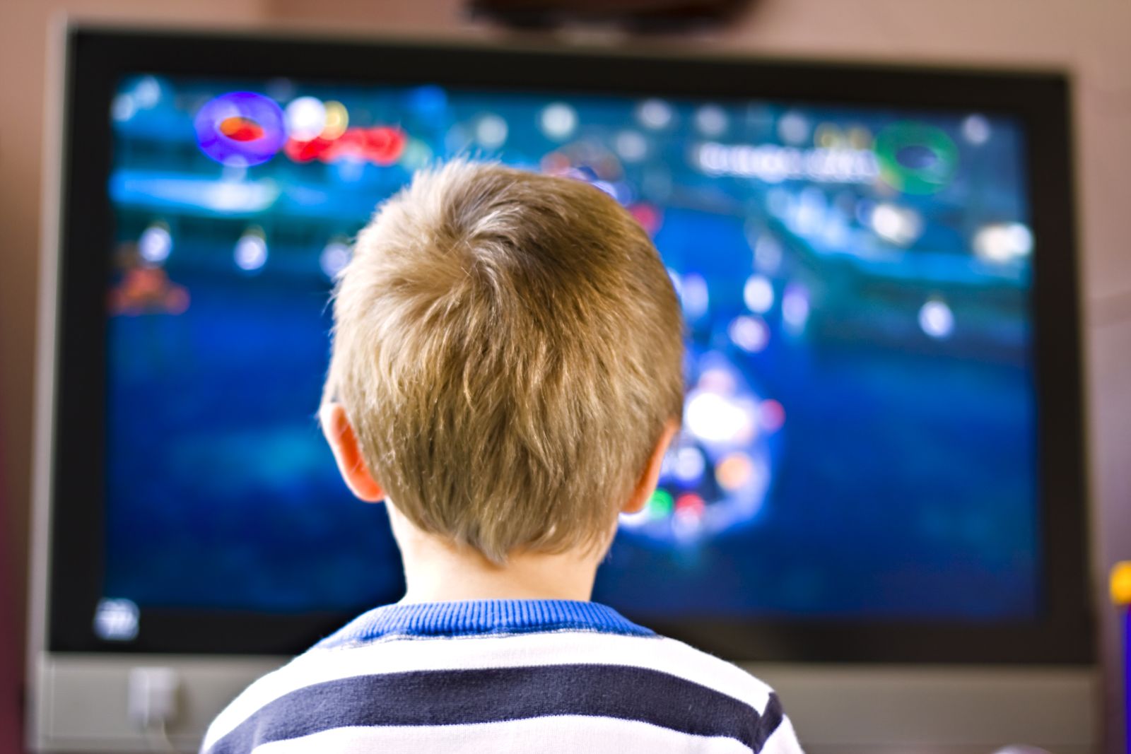 Psicóloga afirma que los niños no deben ver televisión hasta los 7 años. Aquí las consecuencias