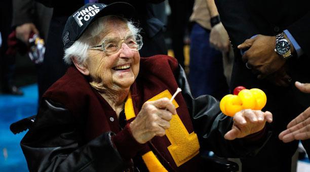 Monja casi centenaria aficionada al baloncesto inspira camisetas y muñecos