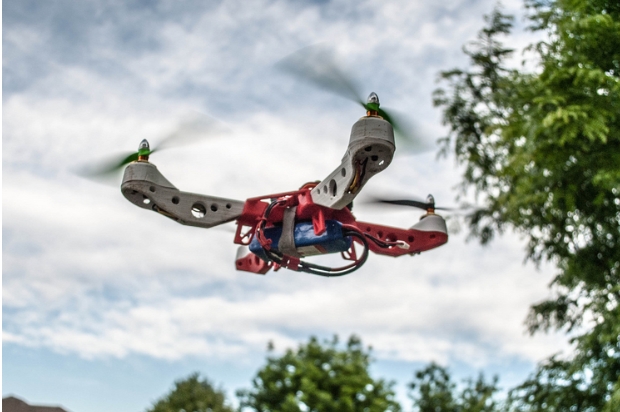 Con drones, Facebook llevaría internet a zonas lejanas