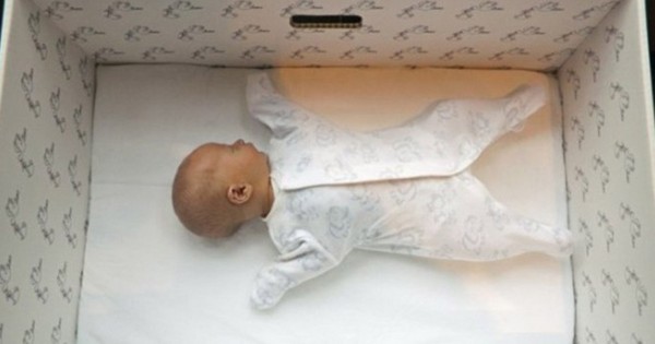 En este país los bebés duermen en cajas de cartón. ¡La razón es hermosa!