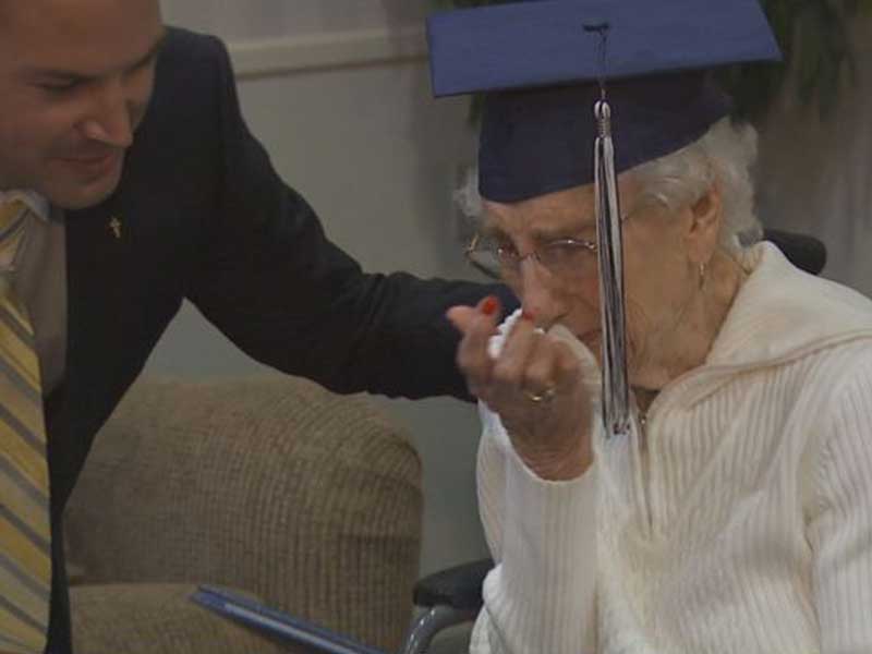 A los 97 años recibió finalmente su diploma de secundario
