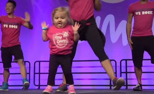 Una nena de 5 años sorprende bailando zumba